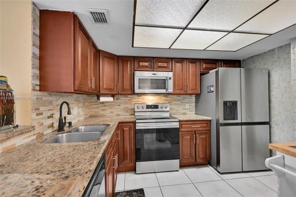 Inverwood Of Inverrary, 5570 NW 44th St #215A, Lauderhill, Florida 33319, image 1