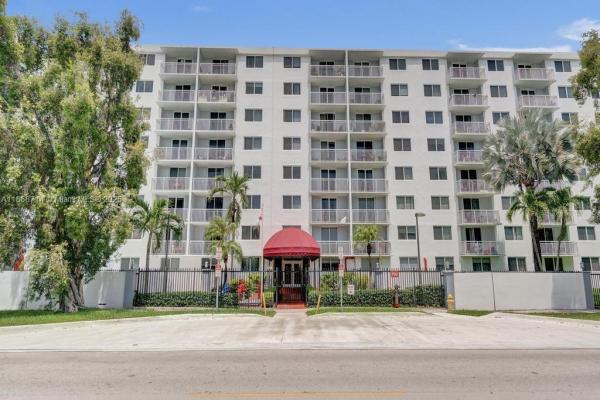 1251 NE 108 St 411, Unincorporated Dade County, Florida 33161, image 2