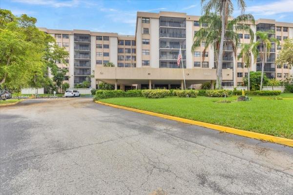900 NE 195 St 607, Unincorporated Dade County, Florida 33179, image 1