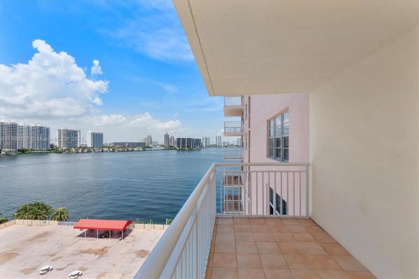 Winston Towers 200, 251 174th St #1005, Sunny Isles Beach, Florida 33160, image 2