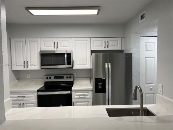 LakeView Club, 2871 N Oakland Forest Dr #102, Oakland Park, Florida 33309, image 1