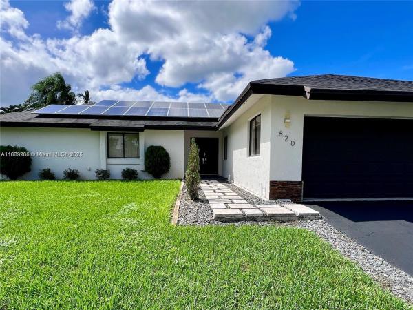 Tanglewood Lakes, 620 SW 98th Ter, Pembroke Pines, Florida 33025, image 2