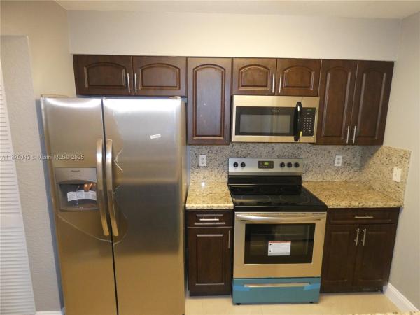 LakeView Club, 2803 N Oakland Forest Dr #114, Oakland Park, Florida 33309, image 1
