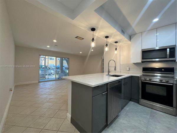 Chateau De Ville, 441 SE 10th St #102, Dania Beach, Florida 33004, image 1