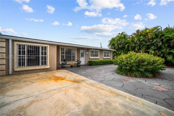 Heftler Homes, 4931 SW 102nd Ct, Westwood Lakes, Florida 33165, image 2