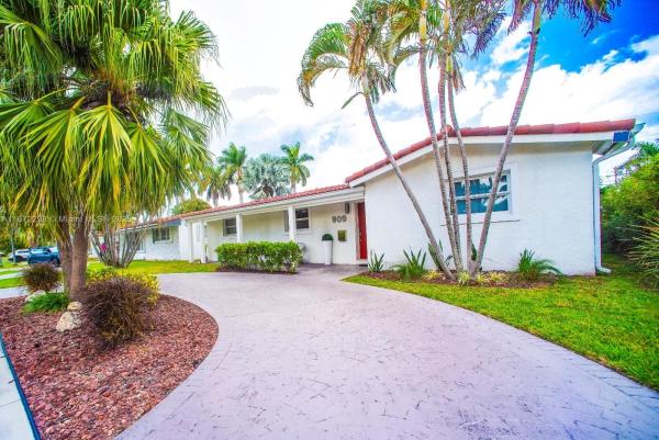 Country Club Homes, 909 N 13th Ct, Hollywood, Florida 33019, image 1