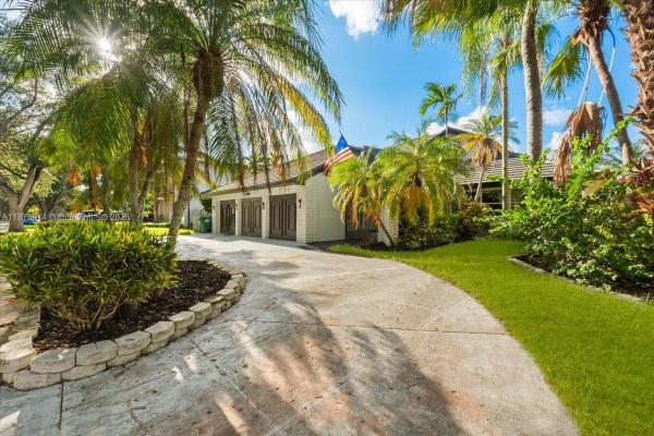 Royal Oaks, 8001 NW 166th St, Miami Lakes, Florida 33016, image 2