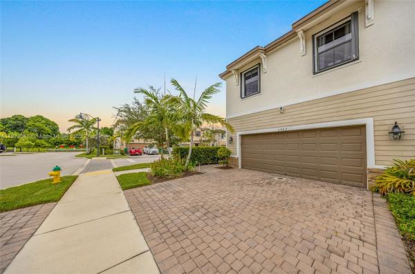 Palomino Lake, 5967 Mustang Mnr, Davie, Florida 33314, image 2