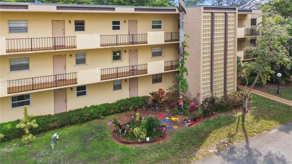 Cambridge House Of Carriage Hills, 300 Berkley Rd #107, Hollywood, Florida 33024, image 1