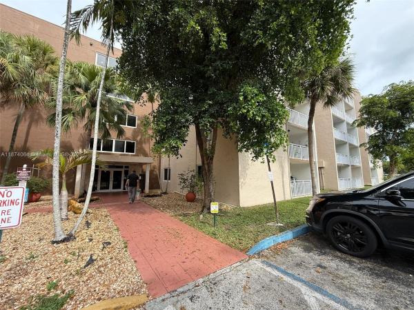 Coral Gate East, 6940 NW 186th St #1-122, Hialeah, Florida 33015, image 2