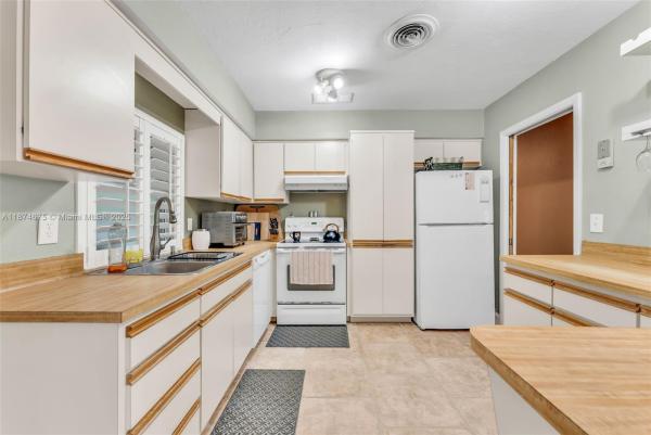 Palmetto Country Club Estates, 9730 SW 159th St, Palmetto Estates, Florida 33157, image 2