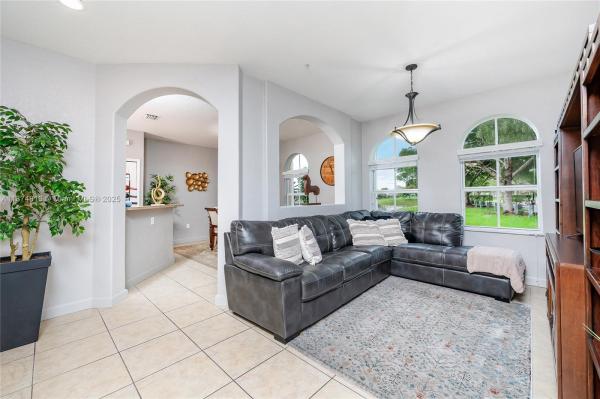 Fontainbleau Lakes Courtyards West, 10012 NW 7th St #104, Fountainebleau, Florida 33172, image 3