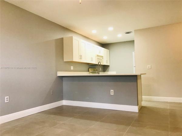 Palm Place, 565 NW 100th Pl #203, Pembroke Pines, Florida 33024, image 1