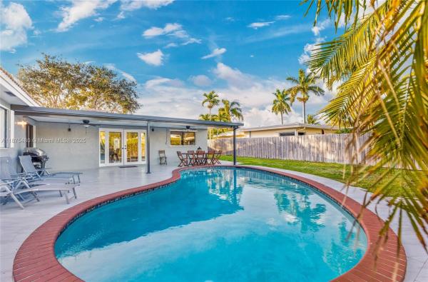 Westfield, 6600 NE 20th Way, Fort Lauderdale, Florida 33308, image 1