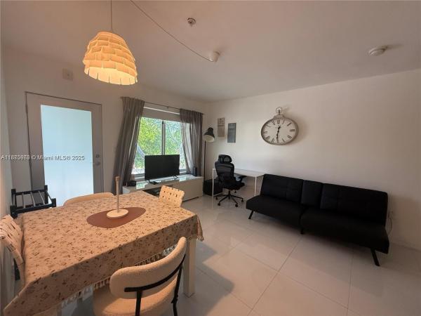 Elisa, 801 15th St 202, Miami Beach, Florida 33139, image 1
