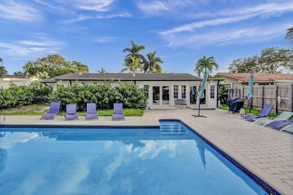 2423 NE 202nd St, Miami, Florida 33180, image 1