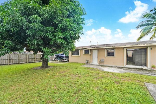 Lisa Manor, 1005 W 36th Pl, Hialeah, Florida 33012, image 2