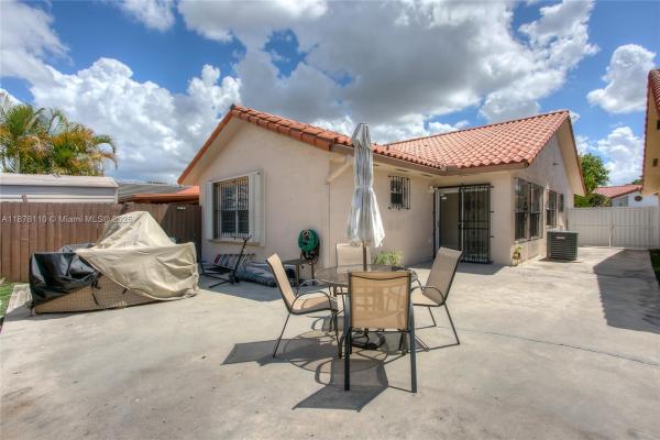 Alameda Jardins, 2525 W 73rd Pl, Hialeah, Florida 33016, image 2