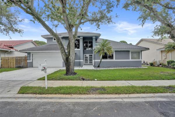 Emerald Lake Estates At The Landings, 1321 SW 102nd Ave, Pembroke Pines, Florida 33025, image 2