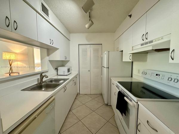 The Yacht Club At Aventura, 19701 E Country Club Dr #5405, Aventura, Florida 33180, image 3