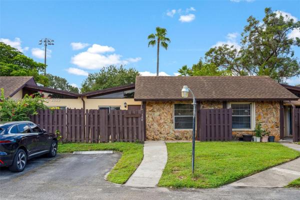 Villas At Carriage Hills, 140 Fox Rd #3-46, Hollywood, Florida 33024, image 1