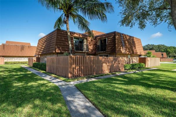 2551 Lakeview Ct, Hollywood, Florida 33026, image 1