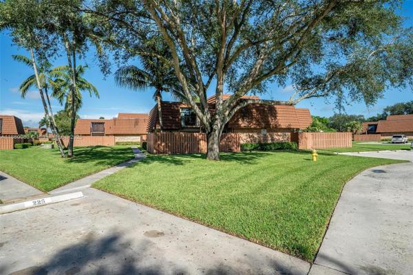 Camelot Gardens, 2551 Lakeview Ct, Cooper City, Florida 33026, image 3