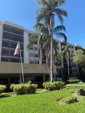 Chantilly, 900 NE 195th St #702, Ives Estates, Florida 33179, image 2