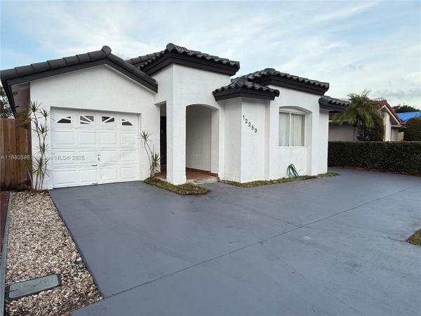 Les Chalets At International Gardens, 12253 SW 18th Ter, Tamiami, Florida 33175, image 3