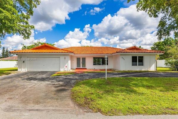 6895 Pinehurst Dr, Hialeah, Florida 33015, image 1