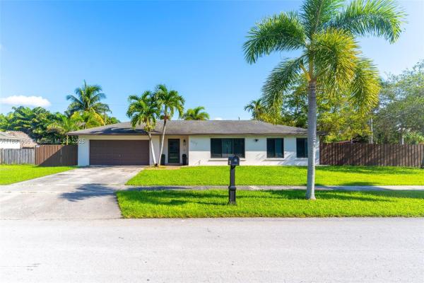Pine Manor, 407 NW 18th St, Homestead, Florida 33030, image 2