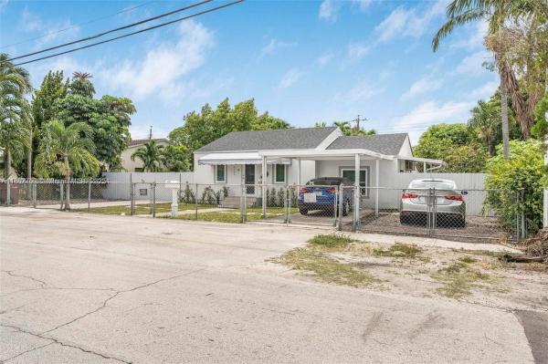 Ingleside Park, 4590 E 9th Ct, Hialeah, Florida 33013, image 1