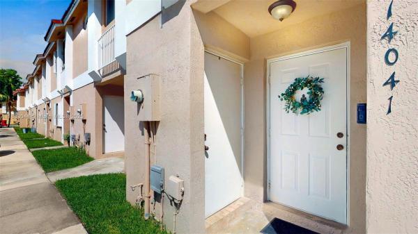 Weitzer Serena Lakes Townhomes, 14041 SW 179th St, Richmond West, Florida 33177, image 3