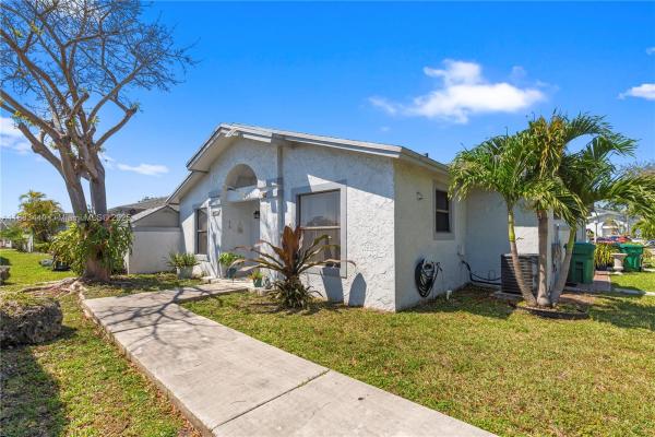 Westwind Lakes Garden Homes, 6493 SW 152nd Pl #4-93, Kendall West, Florida 33193, image 3