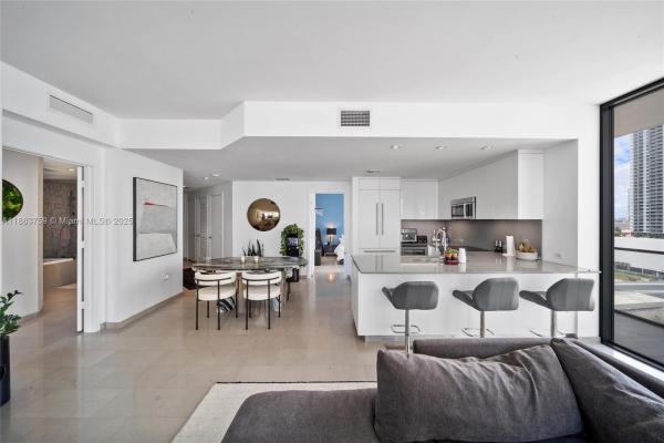 Reach Brickell City Centre, 68 SE 6th St #811, Miami, Florida 33131, image 2