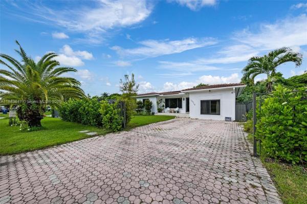 Biscayne Gardens, 13710 NE 1st Ave, Golden Glades, Florida 33161, image 3