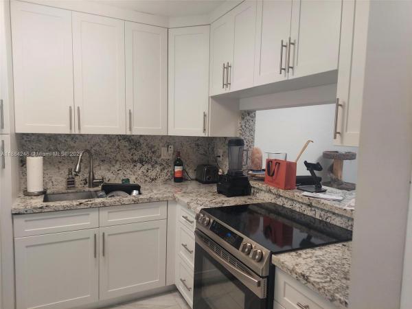 Sheridan Lakes, 2300 Park Ln #211, Hollywood, Florida 33021, image 2