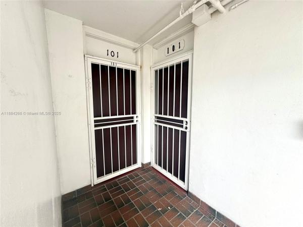 Eastern Shores White House, 3660 NE 166th St #101, North Miami Beach, Florida 33160, image 2