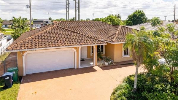 419 SW 136th Pl, Unincorporated Dade County, Florida 33184, image 1