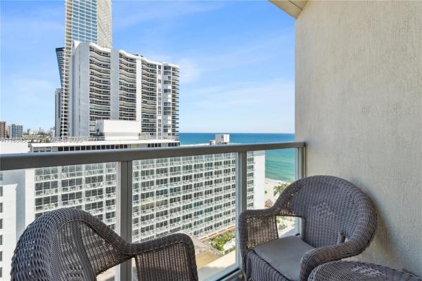 La Perla, 16699 Collins Ave #1407, Sunny Isles Beach, Florida 33160, image 1