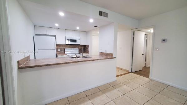 Doral, Florida 33166, image 1
