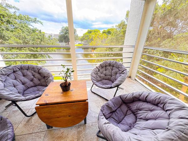 Poinciana Place Of Pine Island Ridge, 9410 Poinciana Pl #405, Davie, Florida 33324, image 2