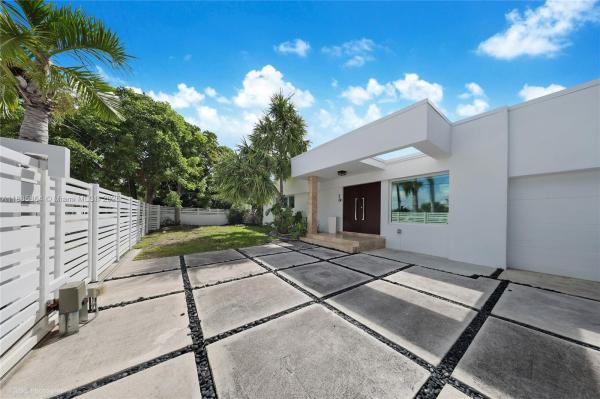 Biscayne Island, 850 N Venetian Dr, Miami, Florida 33139, image 1