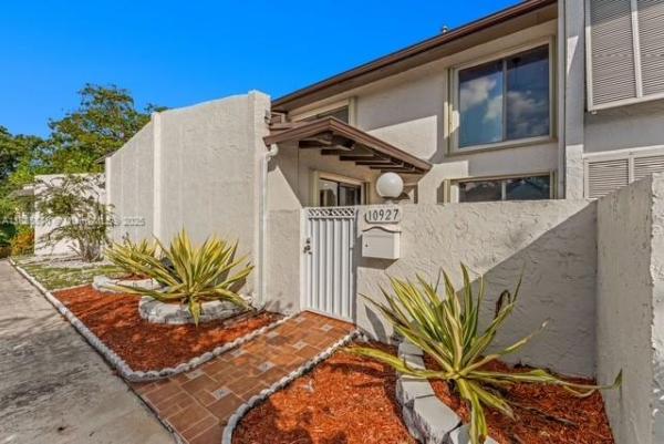 Snapper Creek Townhouses, 10927 SW 71st Ln, Kendall, Florida 33173, image 2