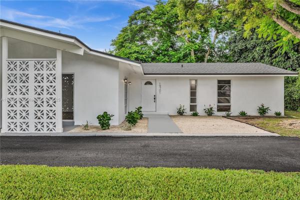 Bel Aire, 19701 Belmont Dr, Cutler Bay, Florida 33157, image 2