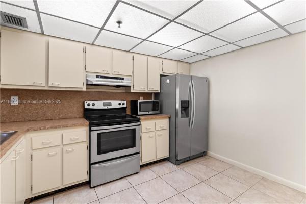 Oceanfront Plaza, 2625 Collins Ave #608, Miami Beach, Florida 33140, image 2