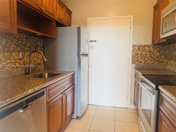 Keystone Towers, 2000 NE 135 St #403, North Miami, Florida 33181, image 1