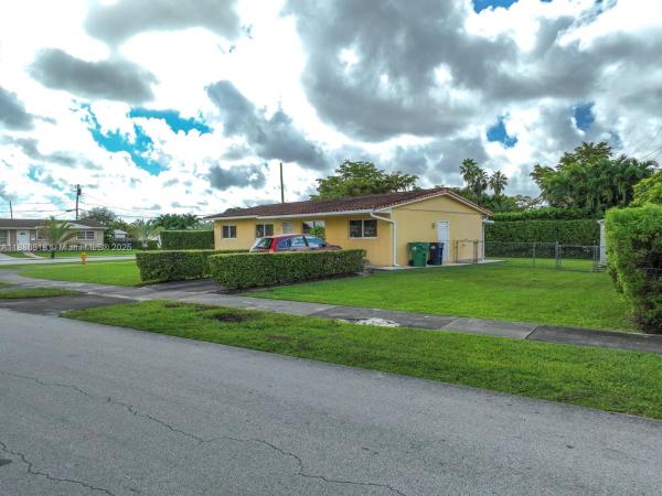 Heftler Homes, 10280 SW 43rd St, Westwood Lakes, Florida 33165, image 2
