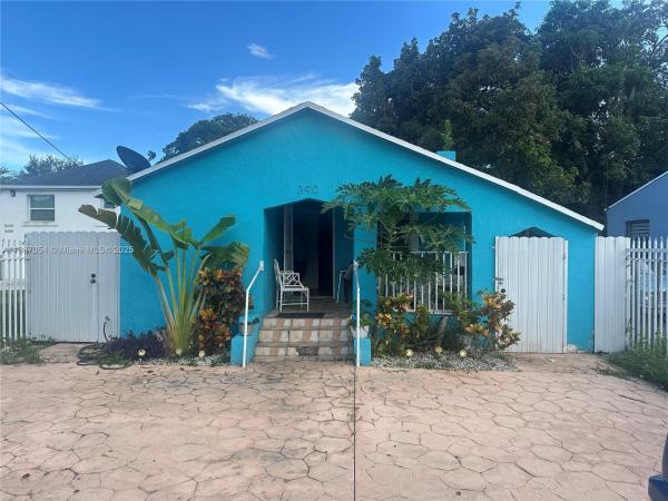 390 NE 166th St, Unincorporated Dade County, Florida 33162, image 1