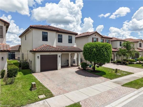 5392 Cameron Dr, Naples, Florida 34142, image 1
